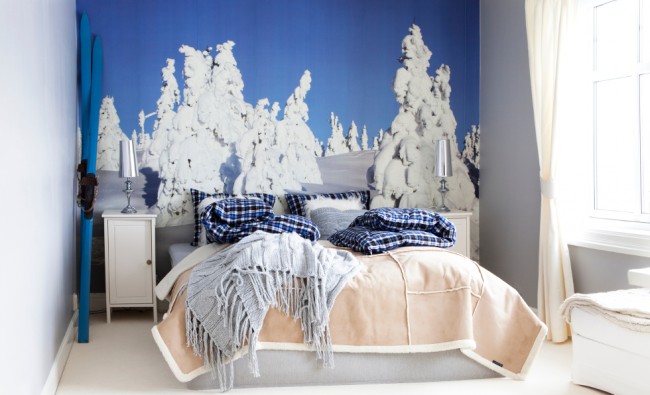 Голубые оттенки зимнего неба в спальне настроят вас на спокойный отдых
