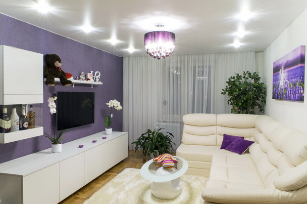 Однокомнатная квартира в белом и фиолетовом цвете