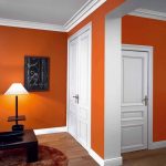 Оранжевые стены и белые двери