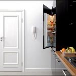 Светлая дверь на кухне