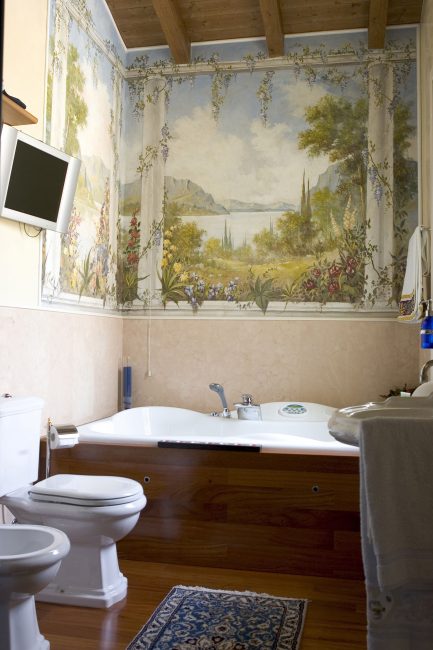 Даже туалетная комната может быть украшена фреской на подрамнике