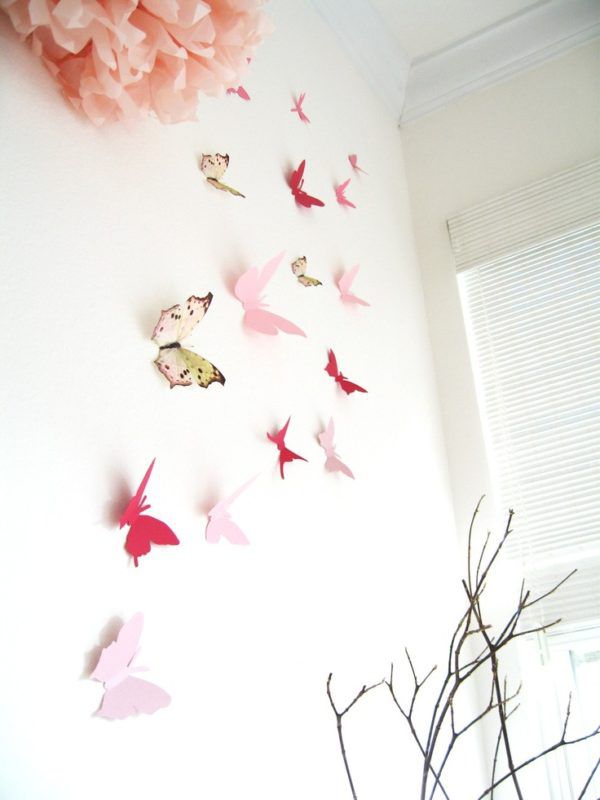 Декорации из бумаги на стене в виде бабочек