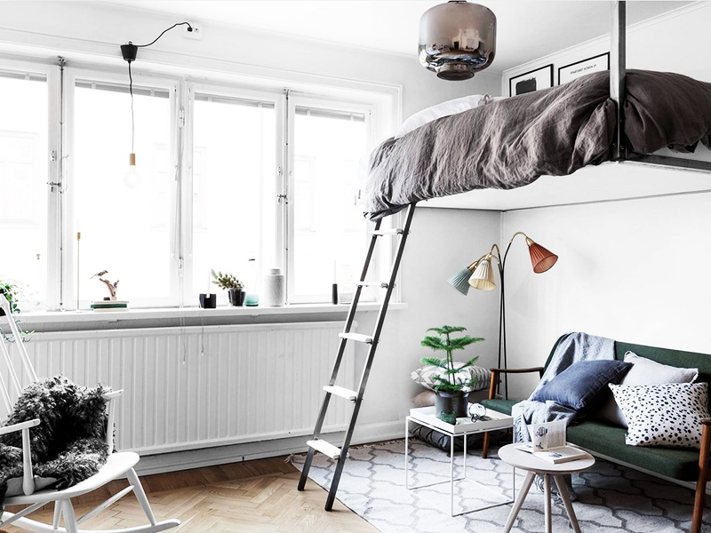 Кровать «подвешенная» к потолку может выглядеть элегантно, если впишется в весь интерьер квартиры