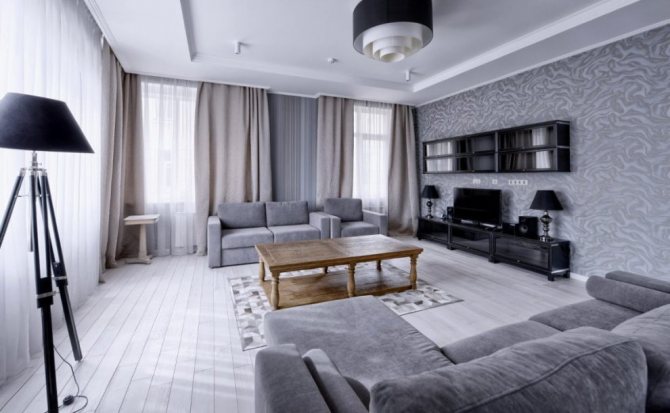 Просторная гостиная с двумя диванами серого цвета